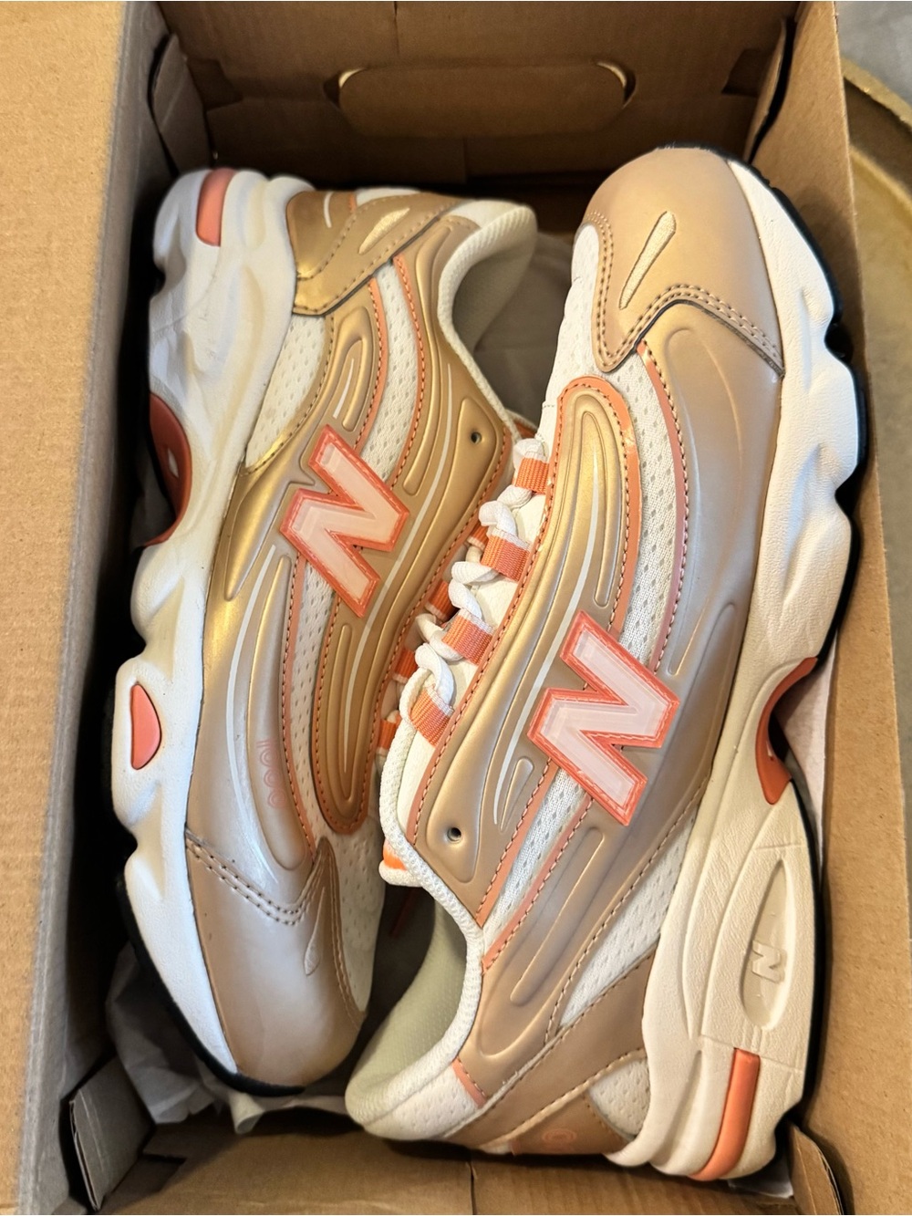 New Balance 1000 Metallic Peach and White 8 women’s/ 6.5 youth shoes NIB